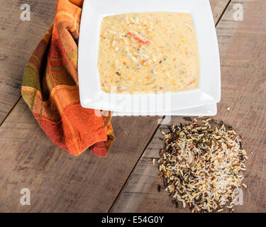 Eine Schüssel mit Türkei Reissuppe mit Wildreis Stockfoto