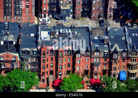 BOSTON, MASSACHUSETTS: Aus dem 19. Jahrhundert Ziegel Stadthäuser in der Newbury Street * Stockfoto