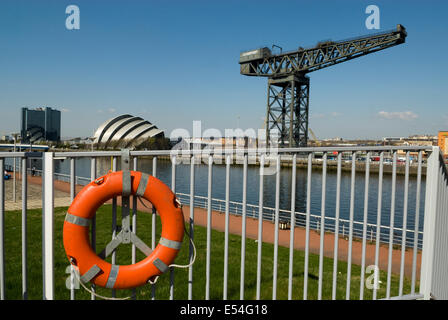 Glasgow City Centre mit Blick auf den Fluss Clyde und Sehenswürdigkeiten, wie die Finnieston Crane. Stockfoto