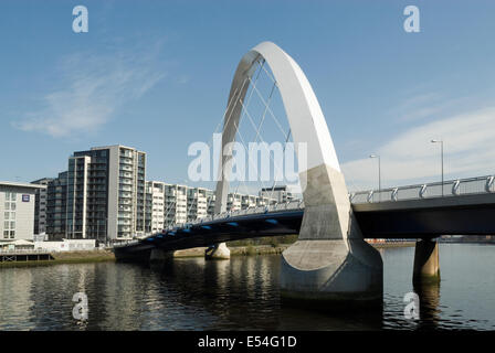 Die Clyde Arc (zuzukneifen) Brücke über den River Clyde-Glasgow. Stockfoto