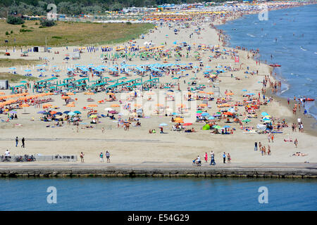 Luftaufnahme von Menschen genießen die langen Sandstrand entlang der adriatischen Küste an einem heißen Sommertag Stockfoto