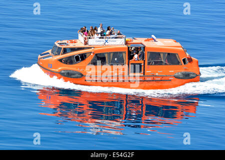 Die rettungsboote Ausschreibung & Kreuzfahrtschiff Passagiere von off shore Anchorage Town Quayside übergesetzt werden (für no name Version siehe Alamy zusätzliche Info Panel) Stockfoto