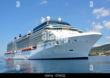 Celebrity Cruises Silhouette Kreuzfahrtschiff vor der Küste für den Besuch in Split Kroatien mit Rettungsboot Ausschreibungen für die Reise an die Küste Dalmatien Adria Stockfoto