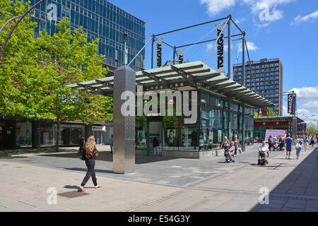 Moderne Toni&Guy Unisex Friseursalon und Sommer Shopper in Basildon neue Stadtzentrum Fußgängerzone Haupteinkaufszentrum an sonnigen Tag UK Stockfoto