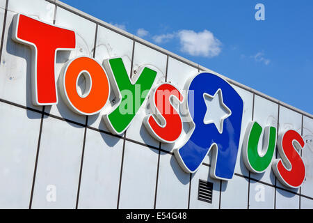 Close Up of Bunt Toys R US eine Marke für das Geschäft mit dem Logo eines Geschäftslogos für Spielzeug im Einzelhandel ein Geschäft in Basildon New Town am sonnigen blauen Himmel Essex England UK Stockfoto