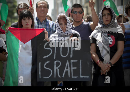 Mexico City, Mexiko. 20. Juli 2014. Eine Frau hält ein Plakat während einer Protestaktion gegen israelische Luftangriffe auf Gaza und in Solidarität mit den Palästinensern, in Mexiko-Stadt, Hauptstadt von Mexiko, am 20. Juli 2014. Bildnachweis: Alejandro Ayala/Xinhua/Alamy Live-Nachrichten Stockfoto