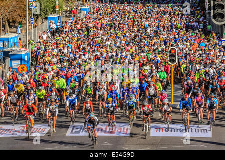 Radfahrer lassen die Startlinie der 2014 Argus Cycle Tour Stockfoto
