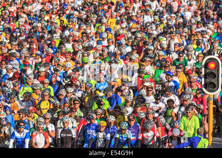 Ängstlich Radfahrer erwarten zum Jahresbeginn 2014 Argus Cycle Tour, Cape Town, Südafrika Stockfoto