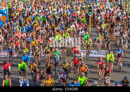 Begeben Sie sich auf das Jahr 2014 Argus Cycle Tour Radfahrer Stockfoto