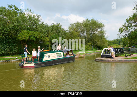 Kanal-Barge, die Navigation durch die Drehbrücke am Foxton sperrt Market Harborough Leicestershire UK Stockfoto