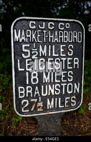 Schild mit der Entfernung zu Leicester, Market Harborough und Braunston Foxton sperrt Market Harborough Leicestershire UK Stockfoto