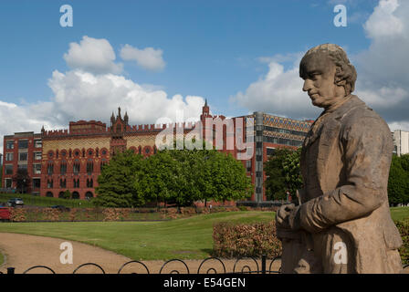 James Watt Statue auf Glasgow Green Templeton-Business-Center im Hintergrund... Stockfoto