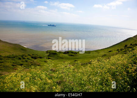 Dover, England - kleines Tal in Zusätzlich zu den weißen Klippen von Dover mit einem Boot im Hintergrund Stockfoto