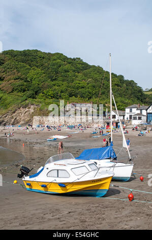 Boote am Strand von Polkerris in Cornwall, Großbritannien Stockfoto