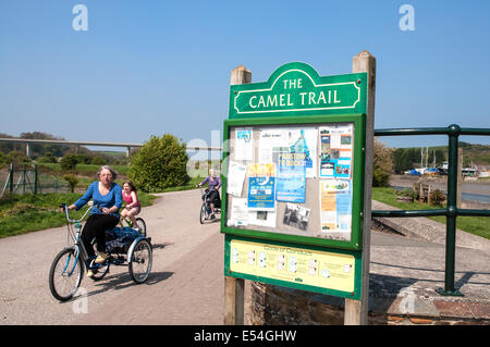 Radfahrer auf der Camel trail Radweg, der zwischen Wadebridge und Padstow in Cornwall, Großbritannien Stockfoto