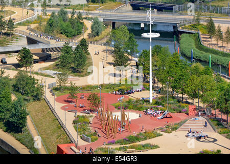 Blick aus der Vogelperspektive auf den Kinderspielplatz im Queen Elizabeth Olympic Park, der nach den Olympischen Spielen in London im Jahr 2012 in Stratford England angelegt wurde Stockfoto