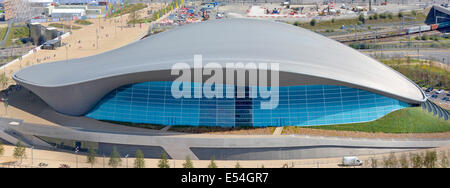 Das London Aquatics Centre wurde nach der Olympiade 2012 nach dem Ausbau der vorläufigen Sitzplätze wieder eröffnet Queen Elizabeth Olympic Park Stratford Newham England UK Stockfoto