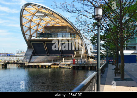 Crossrail Place Einzelhandelsgeschäfte Business & Dachgarten Gebäude über Canary Wharf Crossrail Bahnhof im Wasser der West India Docks London gebaut Stockfoto