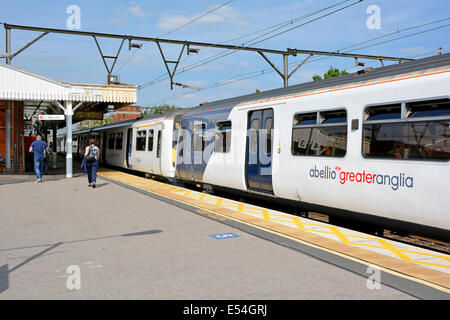 Abellio Greater Anglia Franchise, die Pendler Personenzug von Shenfield Bahnhof Plattform in der Nähe Brentwood Essex England UK Stockfoto