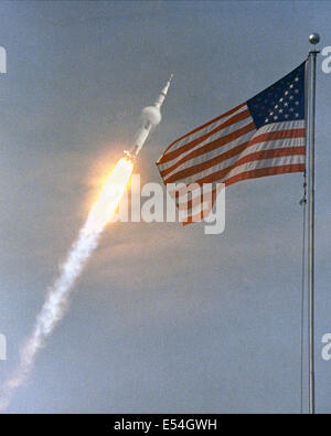 Die 363-Füße hoch Saturn V Rakete startet auf der Apollo 11-Mission vom Pad A, Launch Complex 39, Kennedy Space Center, um 9:32 Uhr EDT 16. Juli 1969 in Cape Canaveral, Florida. An Bord sind das Raumschiff Apollo 11 Astronauten Neil A. Armstrong, Kommandant; Michael Collins, Befehl Modul-Pilot; und Edwin E. Aldrin Jr., Pilot der Mondlandefähre. Apollo 11 war der Vereinigten Staaten erste Mondlandung Mission. Stockfoto