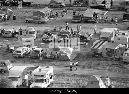 Hunderte von Zuschauern an den Stränden und Straßen in der Nähe von der NASA Kennedy Space Center, wo sie am Vorabend lagerten, um Zeugen der Geschichte durch die Beobachtung der epischen Start von Apollo 11 in der ersten bemannten Reise auf der Mondoberfläche 16. Juli 1969 in Cape Canaveral, Florida. Stockfoto