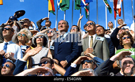 Der ehemalige Präsident Lyndon B. Johnson und Vizepräsident Spiro Agnew zusehen, wie die Saturn V Rakete startet mit der Apollo 11 Crew von Pad A, Launch Complex 39 am Kennedy Space Center, um 9:32 Uhr EDT 16. Juli 1969 in Cape Canaveral, Florida. An Bord sind das Raumschiff Apollo 11 Astronauten Neil A. Armstrong, Kommandant; Michael Collins, Befehl Modul-Pilot; und Edwin E. Aldrin Jr., Pilot der Mondlandefähre. Apollo 11 war die erste Mondlandung Mission. Stockfoto