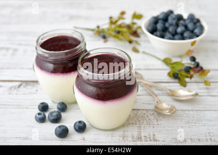 Dessert Pannacotta mit frischen Heidelbeeren auf hölzernen Hintergrund Stockfoto