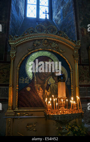 Mosaik-Ikone der Gottesmutter von Kazan in Himmelfahrts-Kathedrale der Heiligen Dreifaltigkeit St. Sergius Lawra in Sergiyev Posad Stockfoto