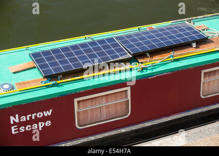 Sonnenkollektoren auf einem Kanalboot hinter Kings Cross, London, UK. Stockfoto