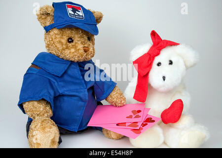 Teddybär als Briefträger liefert Valentines, ein Mädchen gekleidet mit ihr Herz auf ihrem Ärmel tragen. Stockfoto