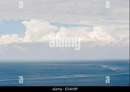 Irische See von Wales blaue Farbe gleich nach einem kurzen Regenschauer Stockfoto