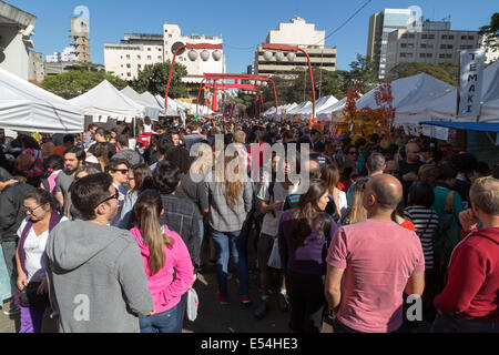 Sao Paulo, Brasilien. 20. Juli 2014. Lokalen Nachbarschaften. Menschen besuchen die Essen, Snacks und Kunsthandwerk Parkettbereich, an diesem Sonntag Nachmittag, während der 36. Ausgabe des Japanischen Star Festival (Tanabata Matsuri) in der Avenida da Liberdade Nachbarschaft in Sao Paulo. Credit: Andre M. Chang/Alamy leben Nachrichten Stockfoto