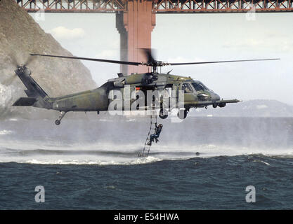 California Air National Guard Pararescue Soldaten mit dem 129. Rescue Wing steigen in einem HH - 60G Pave Hawk-Hubschrauber mit einer Strickleiter aus den kalten Gewässern in der Nähe der Golden Gate Bridge 14. Juli 2000 in San Francisco, Kalifornien. Stockfoto