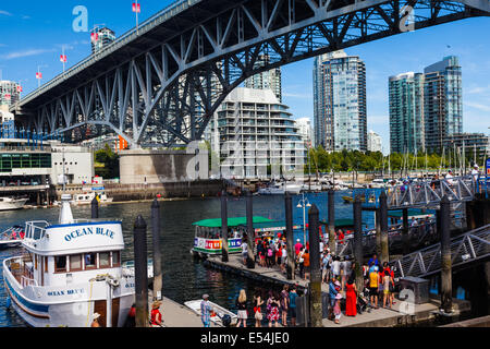 Einen anstrengenden Tag auf Granville Island mit Menschen Futter für den Aquabus Fähre in Vancouver, Kanada Stockfoto