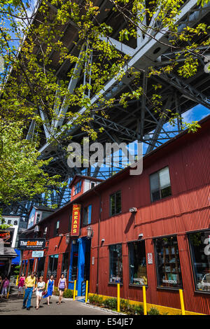 Granville Island Geschäft unter der gebündelt Deck der Granville Street Bridge, Vancouver, Kanada, Stockfoto