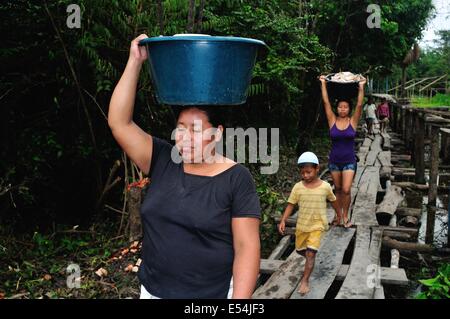 Verkauf von Fischen - traditionelle Brücke in DURCHGESCHWITZT. Abteilung von Loreto. Peru Stockfoto