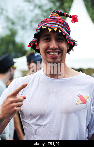 Freiburg, Deutschland. 20. Juli 2014. Techno-Fan tanzt im Regen auf dem Meer Sie-Festival in der Nähe von Freiburg. 20. Juli 2014. Bildnachweis: Miroslav Dakov/Alamy Live-Nachrichten Stockfoto