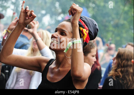 Freiburg, Deutschland. 20. Juli 2014. Techno-Fan tanzt auf dem Meer Sie-Festival in der Nähe von Freiburg. 20. Juli 2014. Bildnachweis: Miroslav Dakov/Alamy Live-Nachrichten Stockfoto