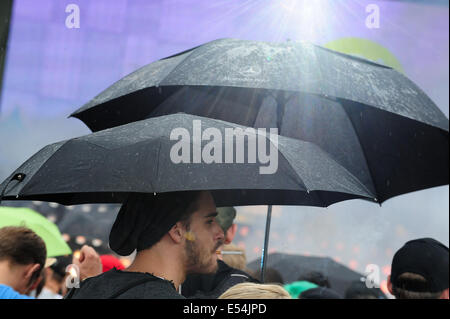 Freiburg, Deutschland. 20. Juli 2014. Techno-Fans mit Regenschirmen während des Meeres Sie Festivals in der Nähe von Freiburg. 20. Juli 2014. Bildnachweis: Miroslav Dakov/Alamy Live-Nachrichten Stockfoto