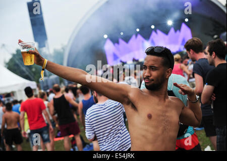 Freiburg, Deutschland. 20. Juli 2014. Techno-Fan tanzt während des Meeres Sie Festivals in der Nähe von Freiburg. 20. Juli 2014. Bildnachweis: Miroslav Dakov/Alamy Live-Nachrichten Stockfoto