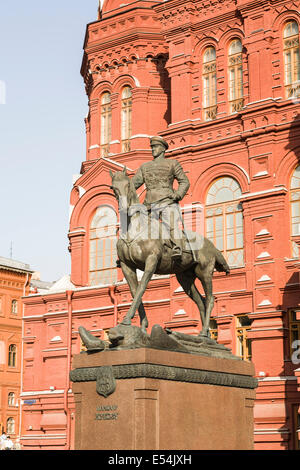 Bronzestatue von Marshall Zhukov montiert auf dem Pferd vor dem historischen Museum, Roter Platz, Moskau Stockfoto