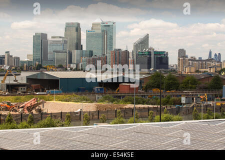 Solar-PV-Panels auf dem Dach des Kristalls Gebäude, die das erste Gebäude in der Welt, um ein hervorragendes Rating BREEAM (BRE Environmental Assessment Method) und eine LEED (Leadership in Energy and Environmental Design) Platin ausgezeichnet bewertet. London, UK. Stockfoto