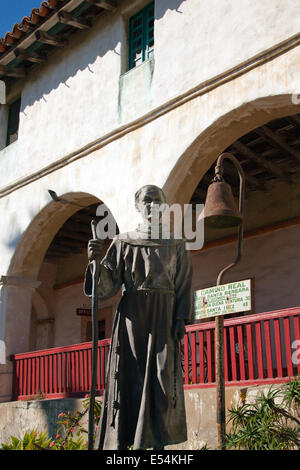 Statue von Pater Junipero Serra an der Santa Barbara Mission, Santa Barbara, CA, 2014. Stockfoto