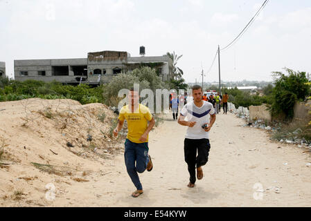 Khan Yunis, Gaza. 20. Juli 2014. Palästinenser fliehen, weil sie Angst vor dem Fall der israelischen Granaten auf ihre Häuser in Khan Yunis im südlichen Gazastreifen sind. Die Zahl der Todesopfer in Gaza Reched 400 als Israel drückte ihre größte Offensive in der Krieg-heftig gezerrissenes Enklave in fünf Jahren palästinensische Beamte sagte. Bildnachweis: Ari Rahim Khatib/Pacific Press/Alamy Live-Nachrichten Stockfoto