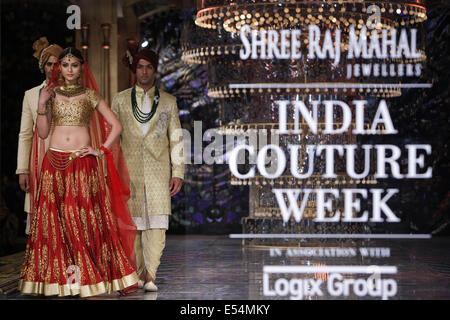 Neu-Delhi, Indien. 20. Juli 2014. Modelle zeigen Kreationen Wochentags Shree Raj Mahal Juweliere Indien Couture in New Delhi, der Hauptstadt von Indien, 20. Juli 2014. Bildnachweis: Zheng Huansong/Xinhua/Alamy Live-Nachrichten Stockfoto