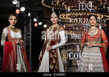 Neu-Delhi, Indien. 20. Juli 2014. Modelle zeigen Kreationen Wochentags Shree Raj Mahal Juweliere Indien Couture in New Delhi, der Hauptstadt von Indien, 20. Juli 2014. Bildnachweis: Zheng Huansong/Xinhua/Alamy Live-Nachrichten Stockfoto