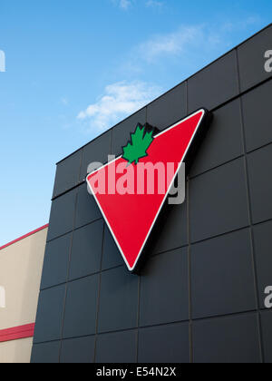 Ein Canadian Tire Geschäft und das Canadian Tire Logo. Edmonton, Alberta, Kanada. Stockfoto