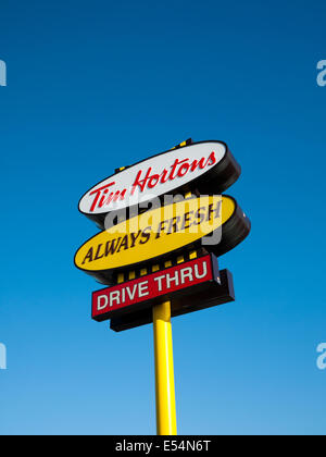 Ein Hortons Restaurant Fahrt durch Zeichen in Edmonton, Alberta, Kanada. Stockfoto