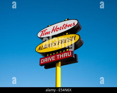 Ein Hortons Restaurant Fahrt durch Zeichen in Edmonton, Alberta, Kanada. Stockfoto