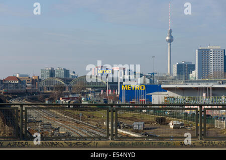 Ein Blick auf Berlin-Mitte, Bahnhof Ostbahnhof, Fernsehturm, Metro Cash und Carry Stockfoto